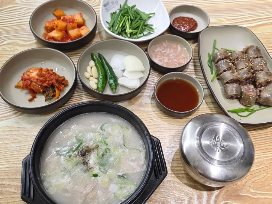 반찬과 순대, 국밥이 차려진 혼밥 상차림