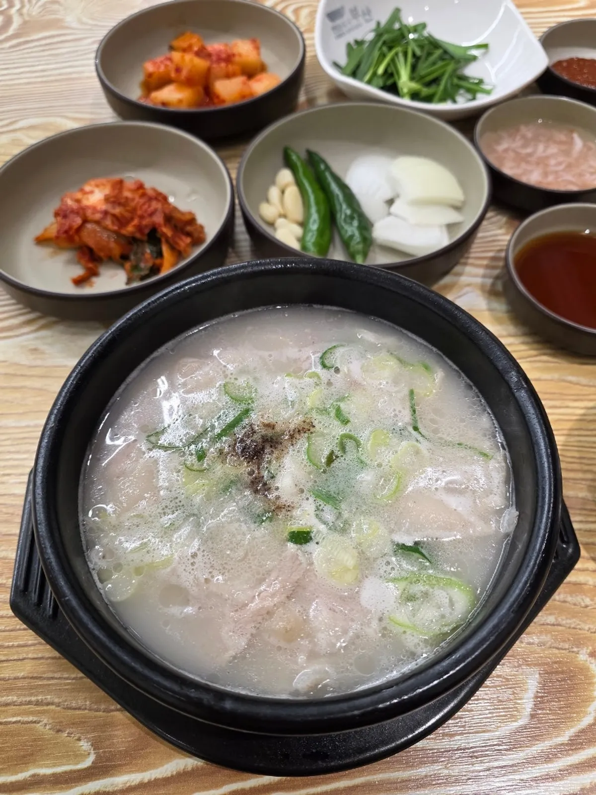뽀얀 국물의 돼지국밥 뚝배기