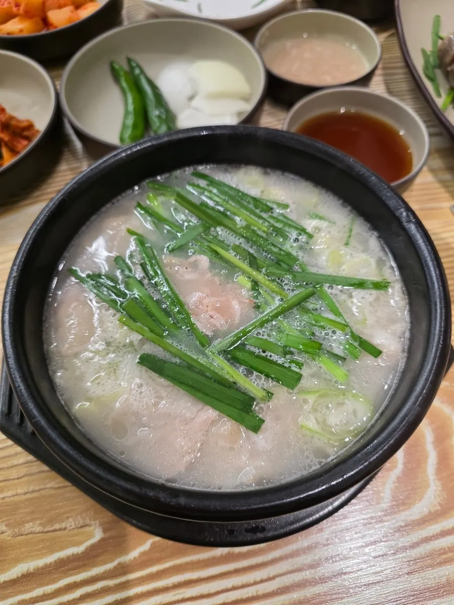팔팔 끓으며 나온 돼지국밥 뚝배기