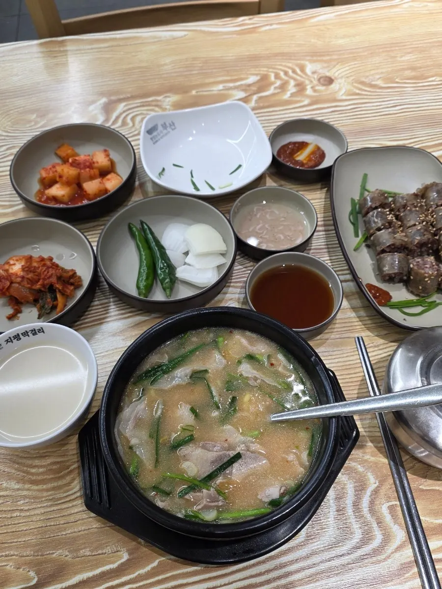 다대기를 푼 돼지국밥 국물