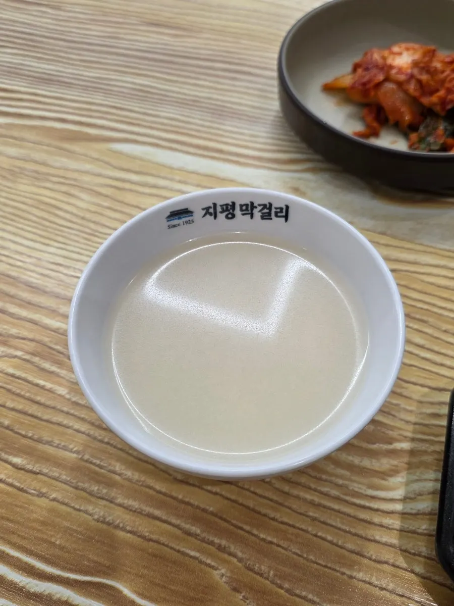 요청하면 주는 웰컴 막걸리 한 잔