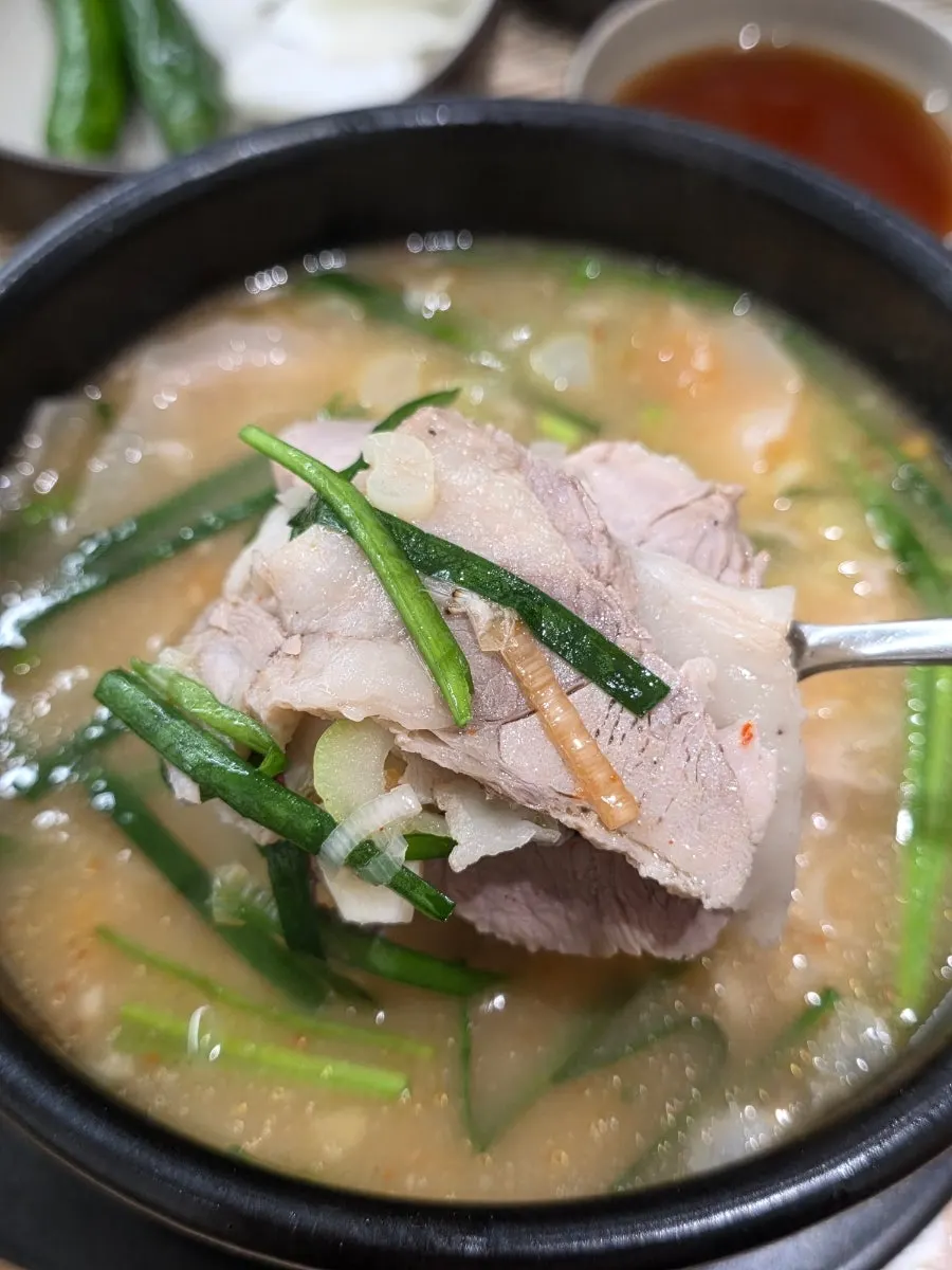 국밥 속 얇게 썬 돼지고기