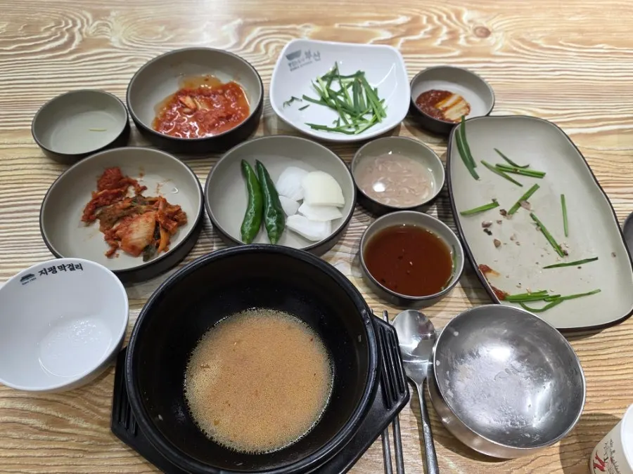 밥까지 비운 돼지국밥 빈 뚝배기