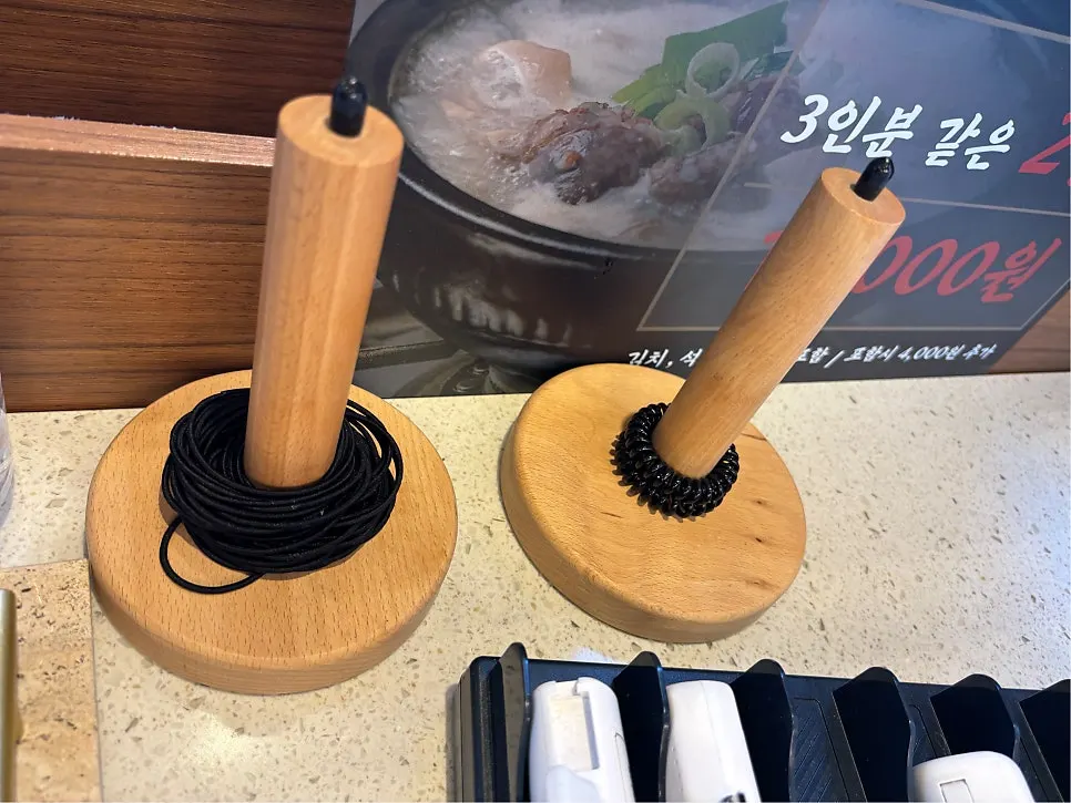 가글과 머리끈, 충전기가 준비된 편의 코너