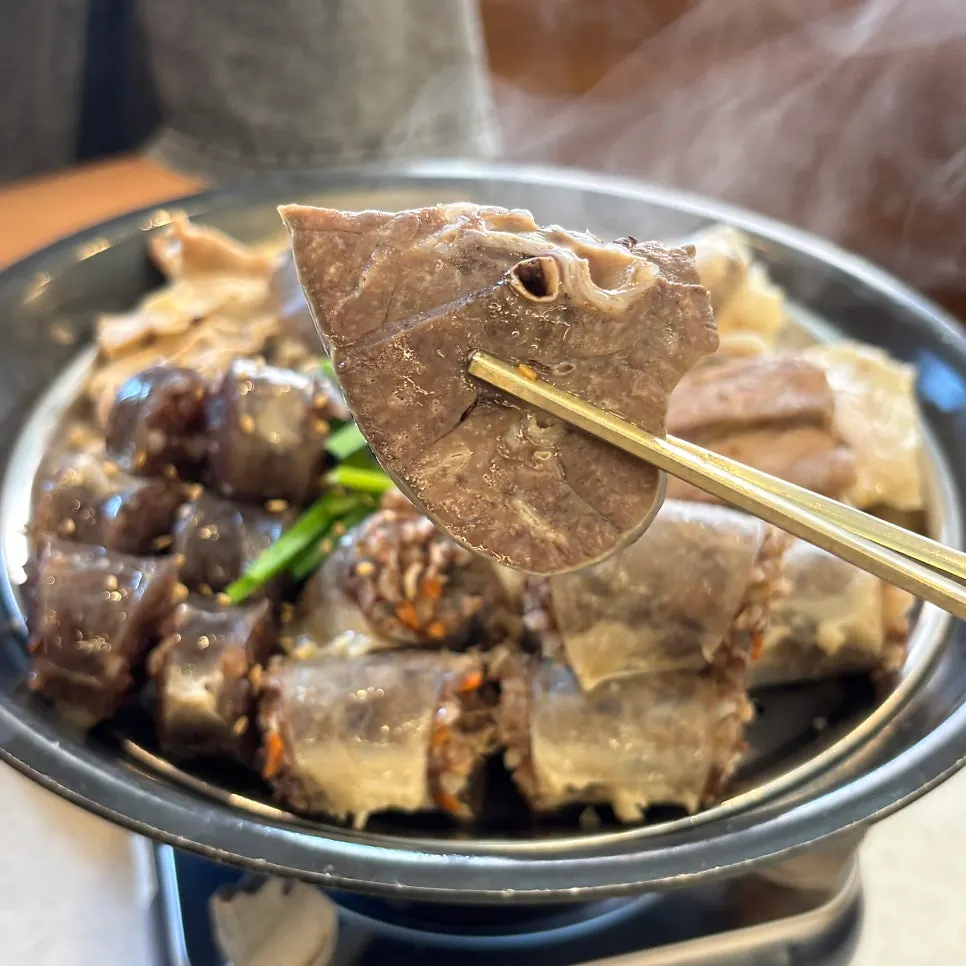 간과 허파가 담긴 편육 구성