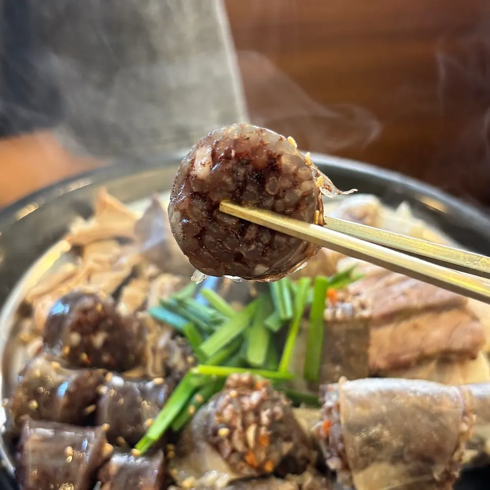 편육과 순대국이 함께 놓인 상차림