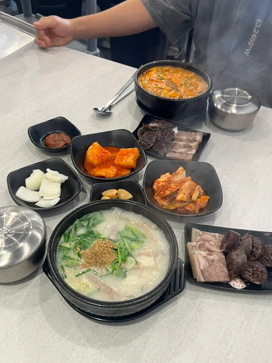 Self-serve bar for refilling side dishes