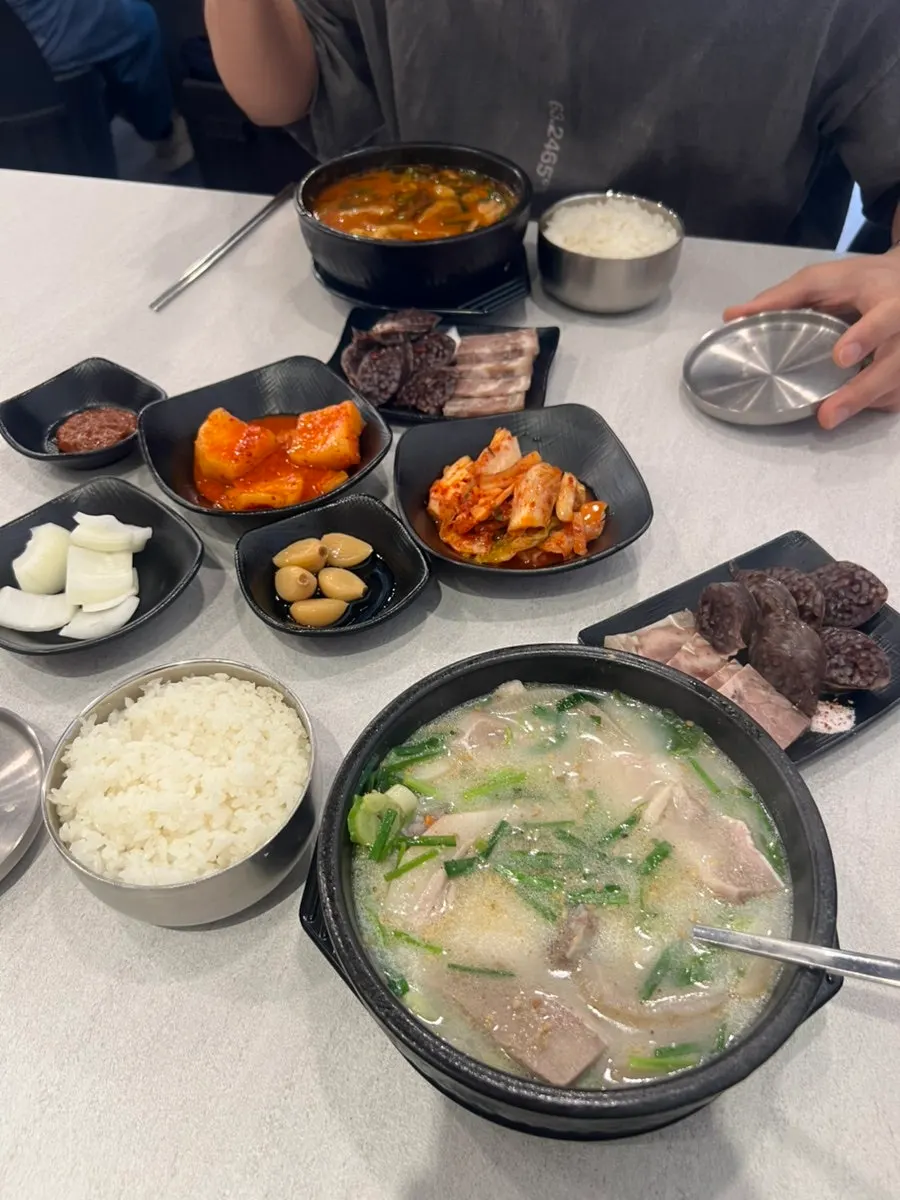 Soup bowl and rice bowl larger than a typical gukbap place