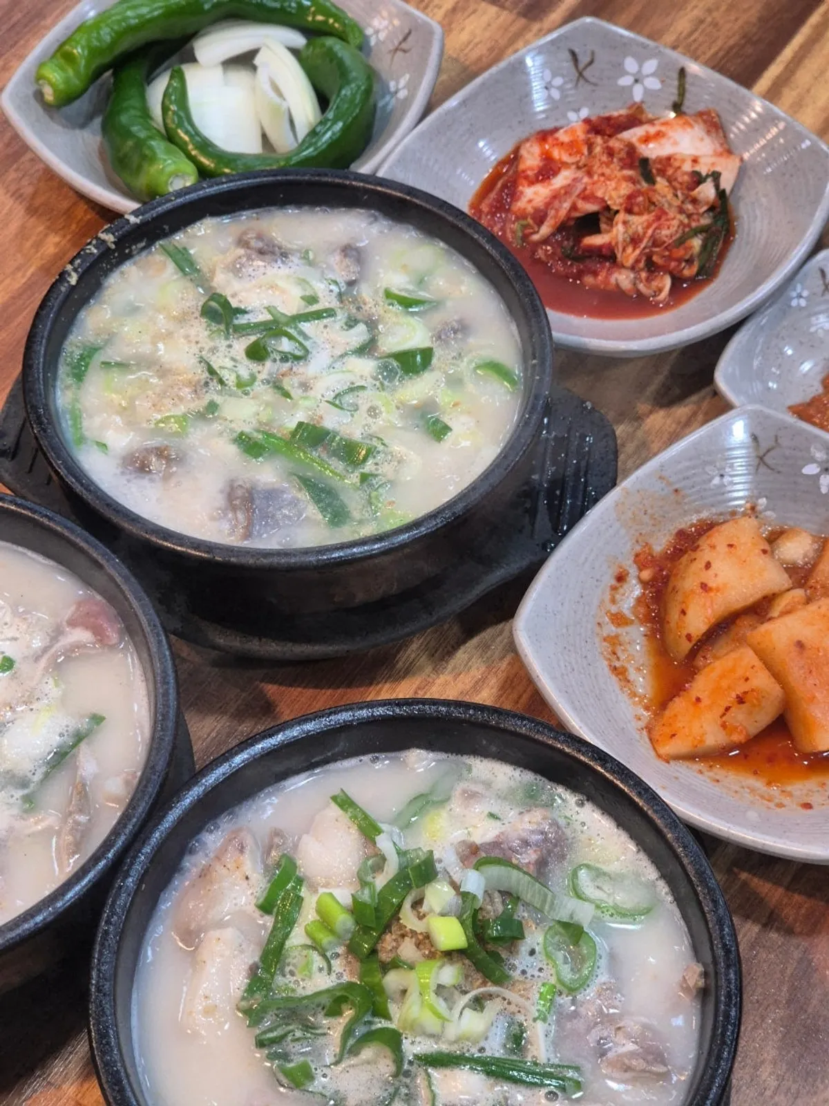 바글바글 끓는 뚝배기 순대국 상차림