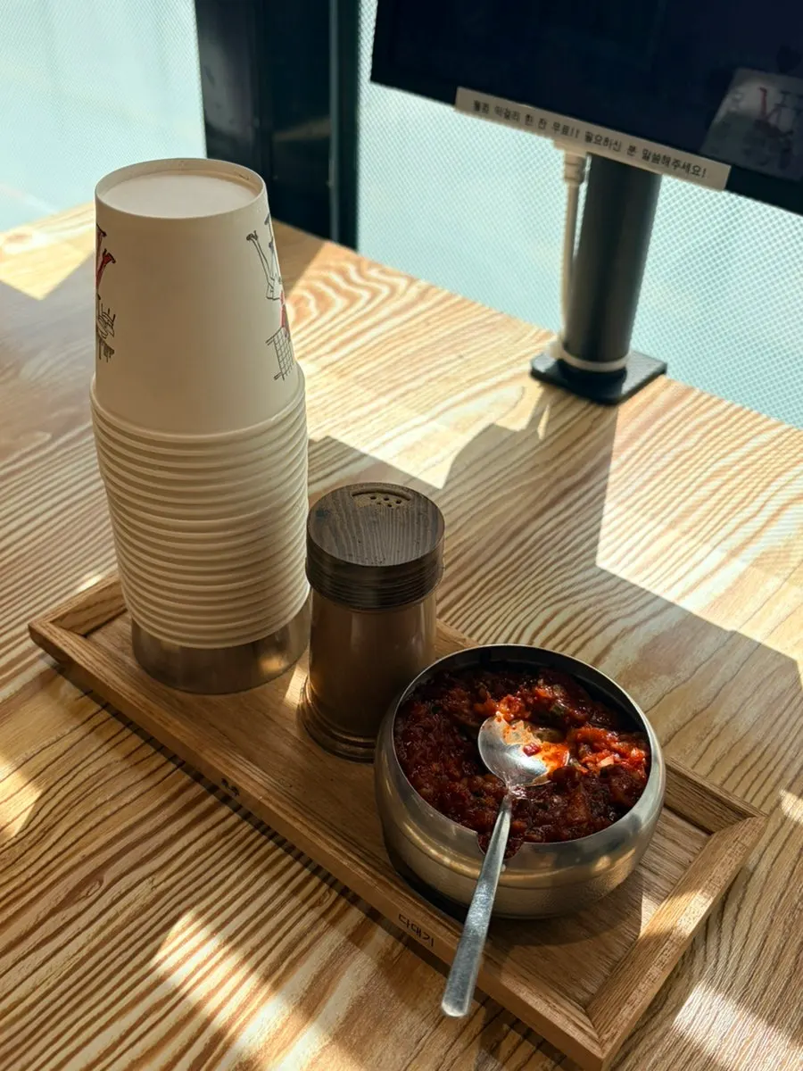 테이블 키오스크와 양념장, 후추