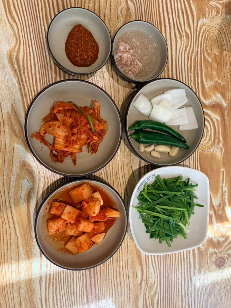 수육 백반 주문 후 차려진 상차림