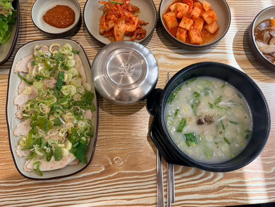 수육 백반 전체 상차림 가로 컷