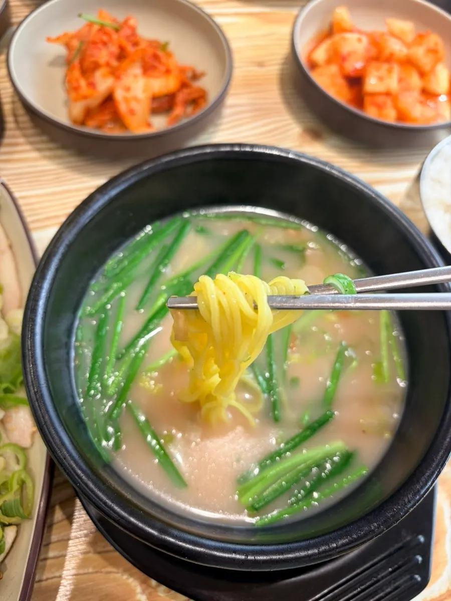 양파 슬라이스 위에 올린 수육 접시