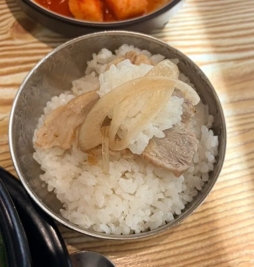 상추에 수육과 마늘을 올린 쌈