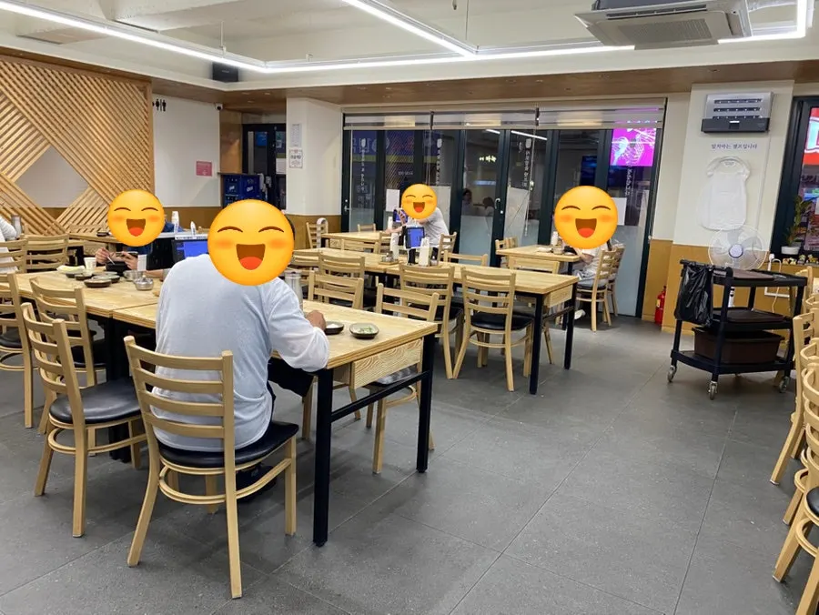 Interior of Geumsu Dwaeji Gukbap Gyeongseong-Pukyongdae Branch, seating about 40