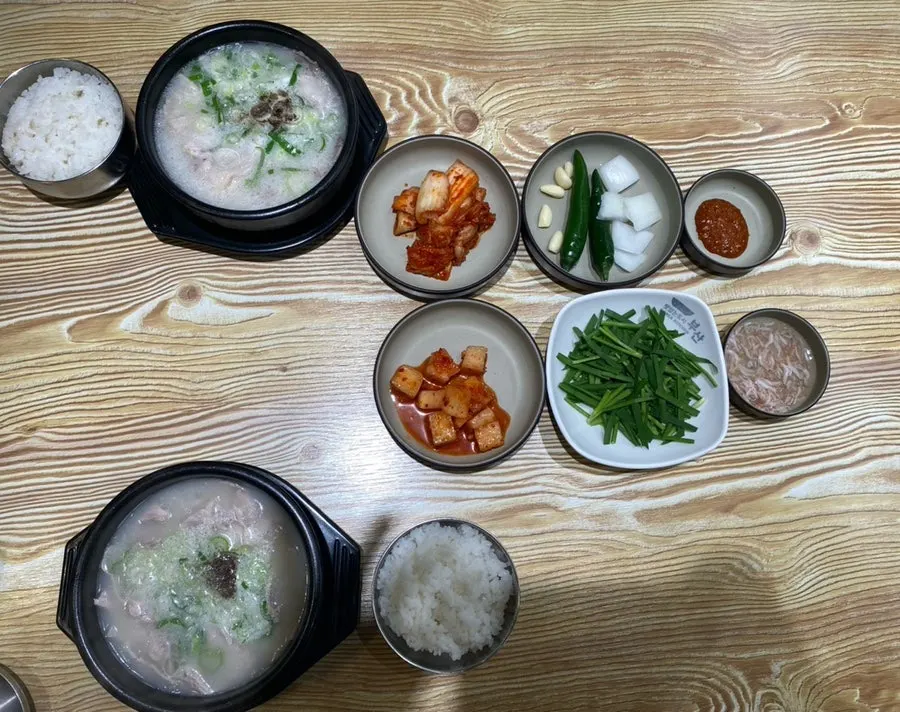 Stone bowl of pork soup served at 1am