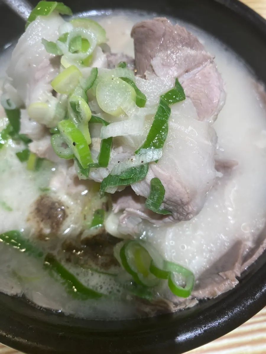 부추를 잔뜩 올린 돼지국밥