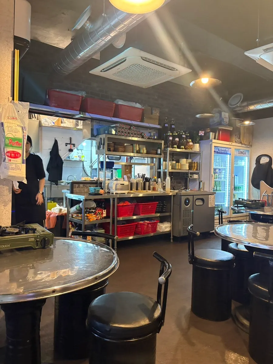 Indoor seating and tin tables at Donnamu Jip