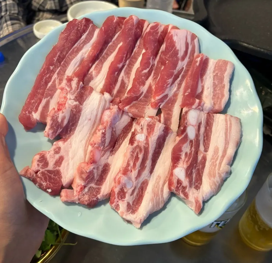 Jiri Mountain pork belly sliced and served right after ordering