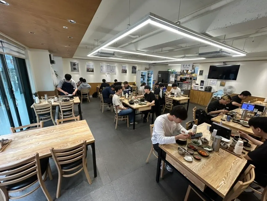 금수돼지국밥 경성부경대점 매장 내부 테이블