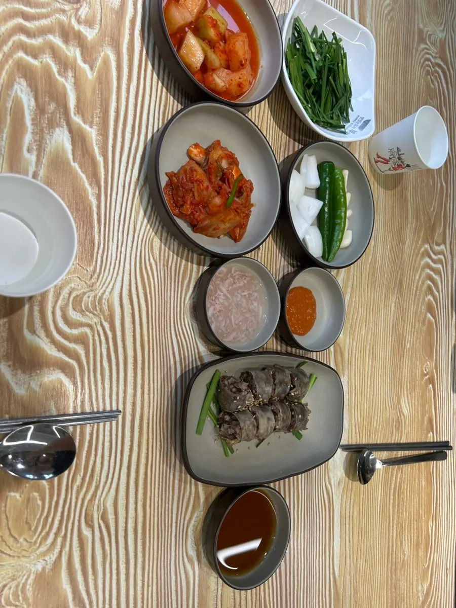 창가 좌석과 열어둔 창문이 보이는 매장 내부