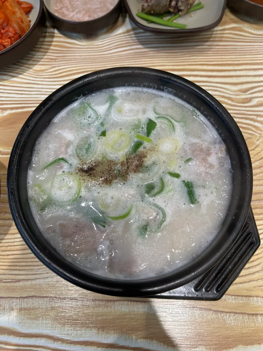 주문한 돼지국밥 한 그릇