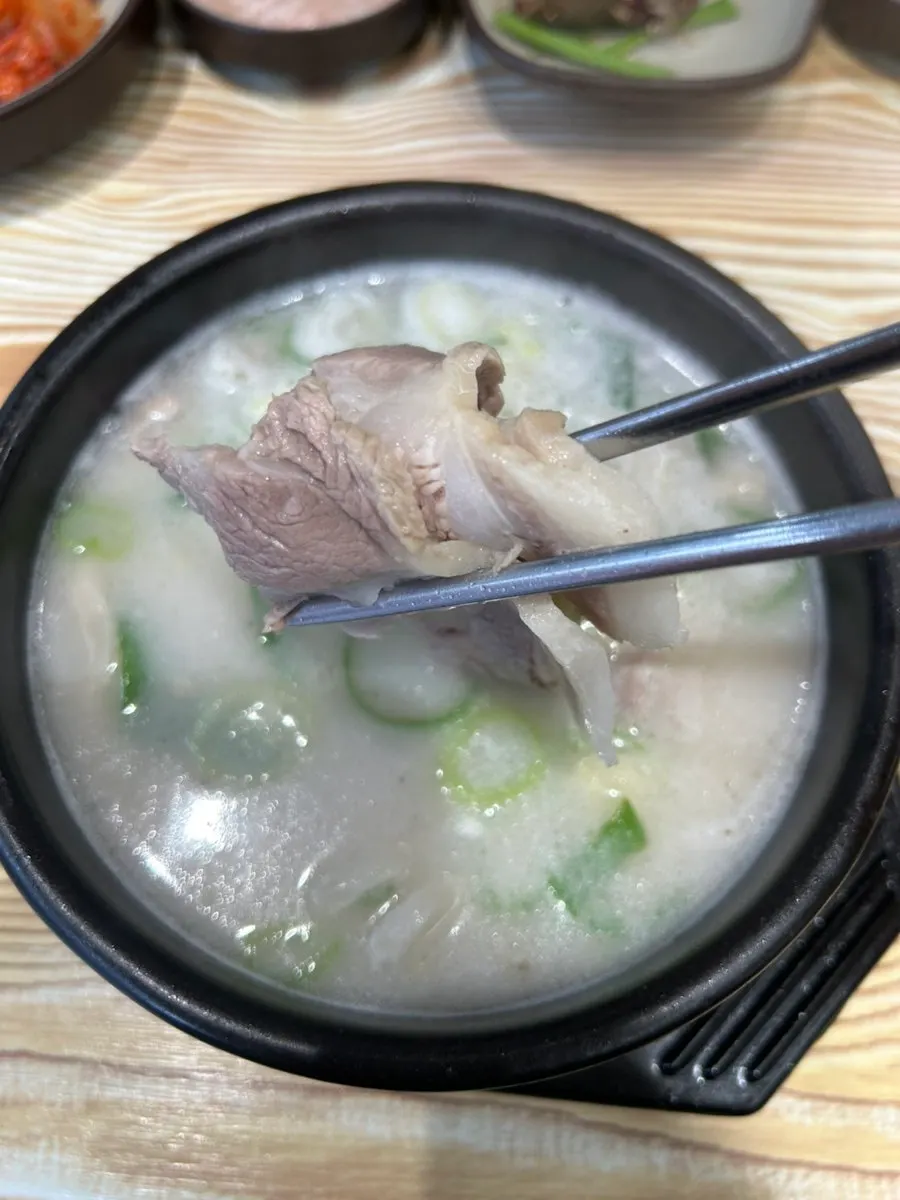 고기가 넉넉하게 들어간 돼지국밥 속
