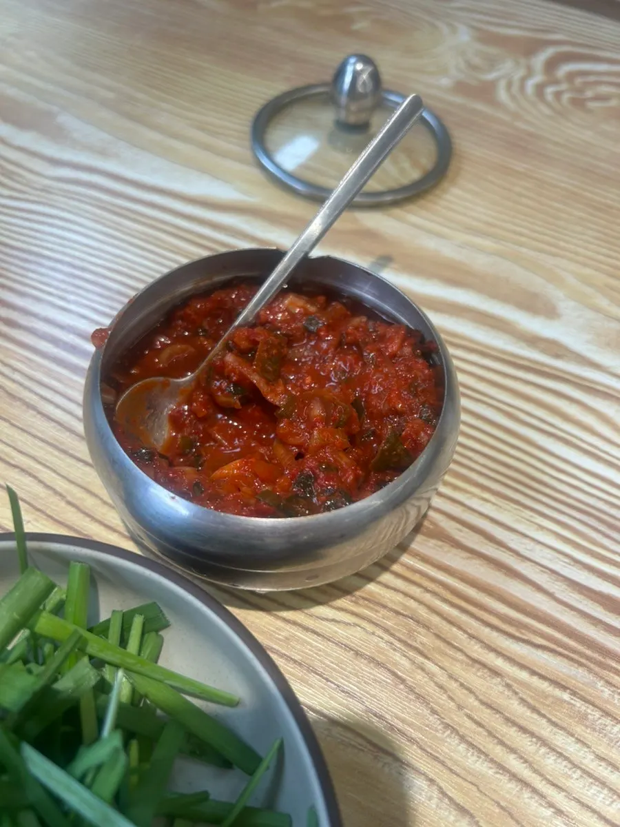 다대기를 풀어 칼칼해진 돼지국밥 국물