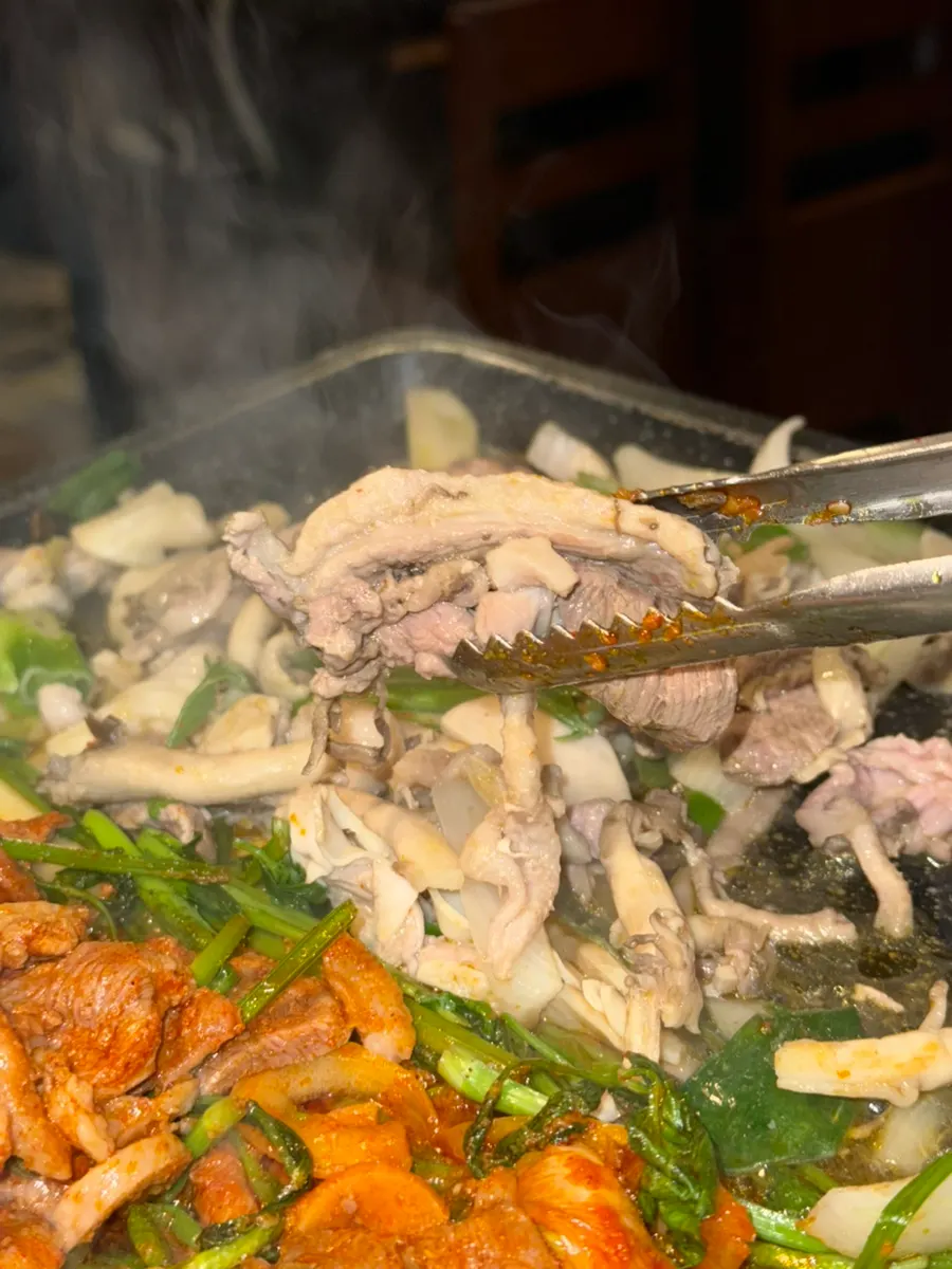 铁板上正在煎烤的清爽鸭肉烤肉