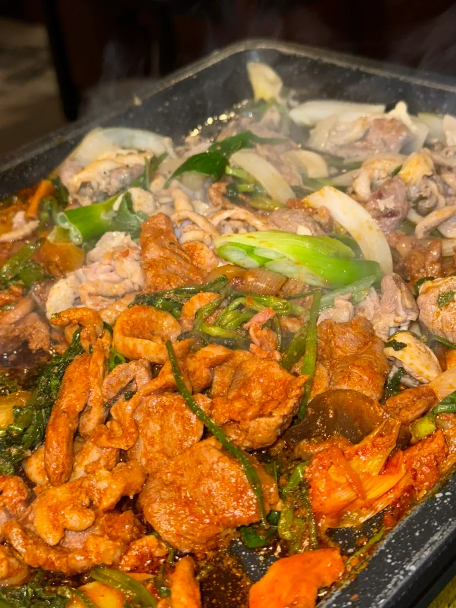 鸭肉烤肉上堆满芹菜的一口