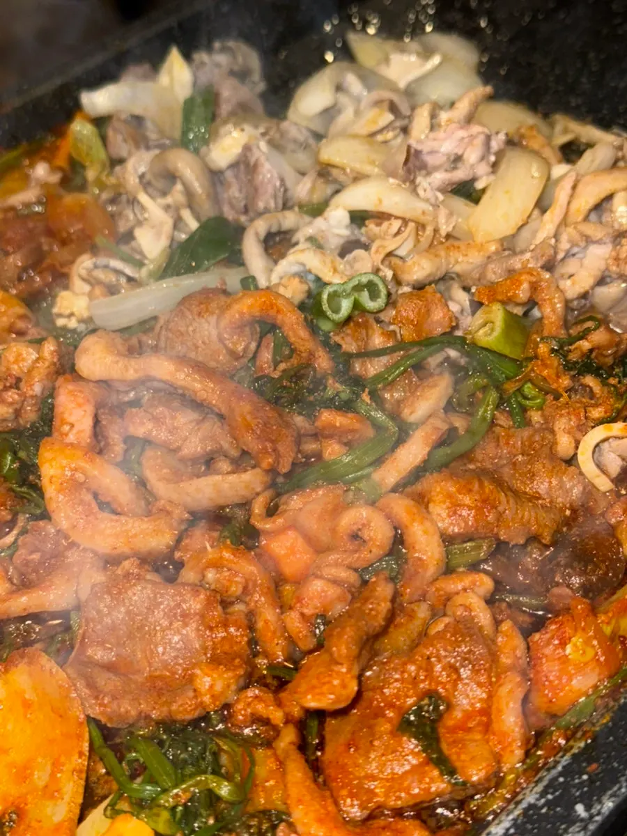 在油脂中湿润熟透的芹菜与鸭肉