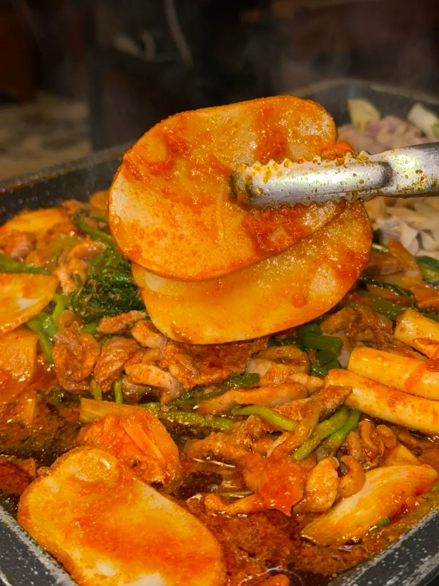 调味鸭肉炒中的年糕和土豆配料