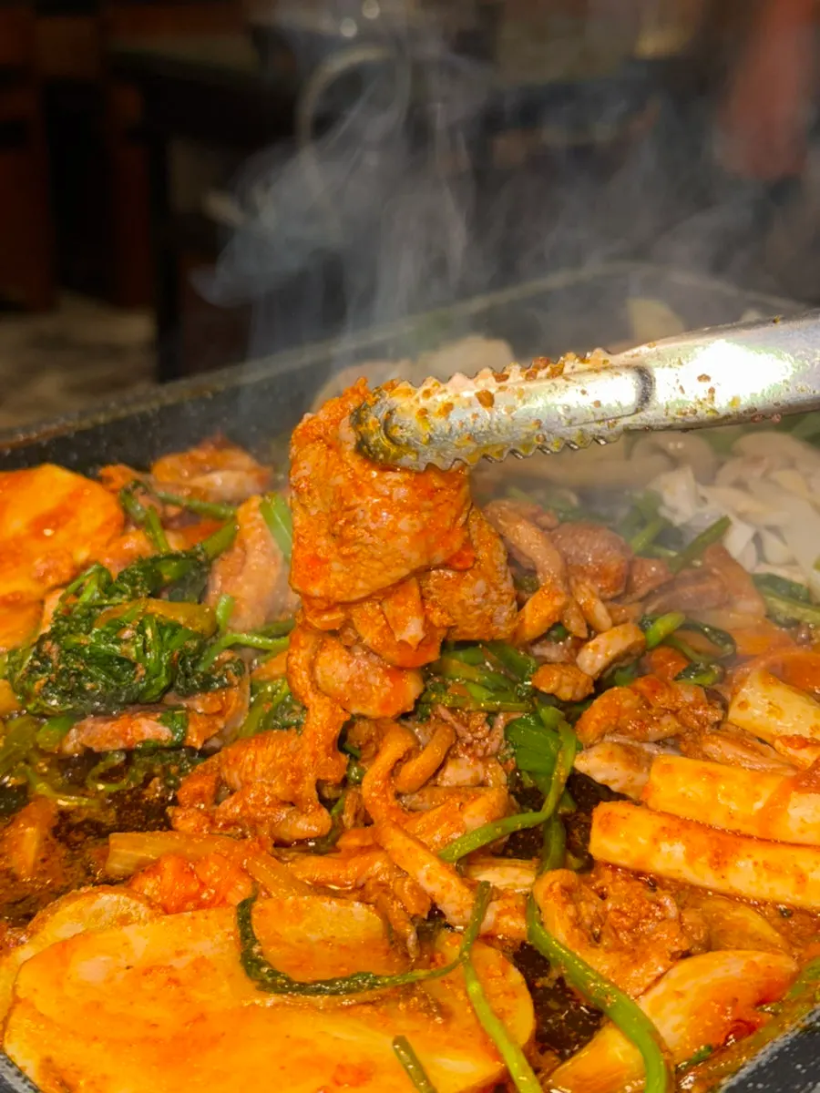 正在熟透的芹菜与辣味鸭肉炒