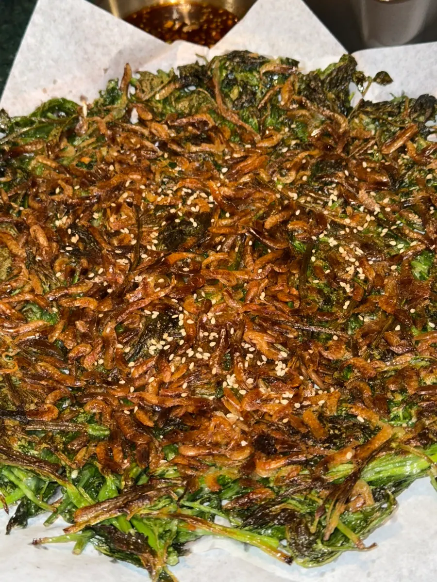 大盘盛装的大麦虾芹菜煎饼