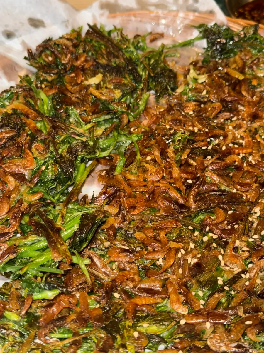 夹起一块的大麦虾芹菜煎饼