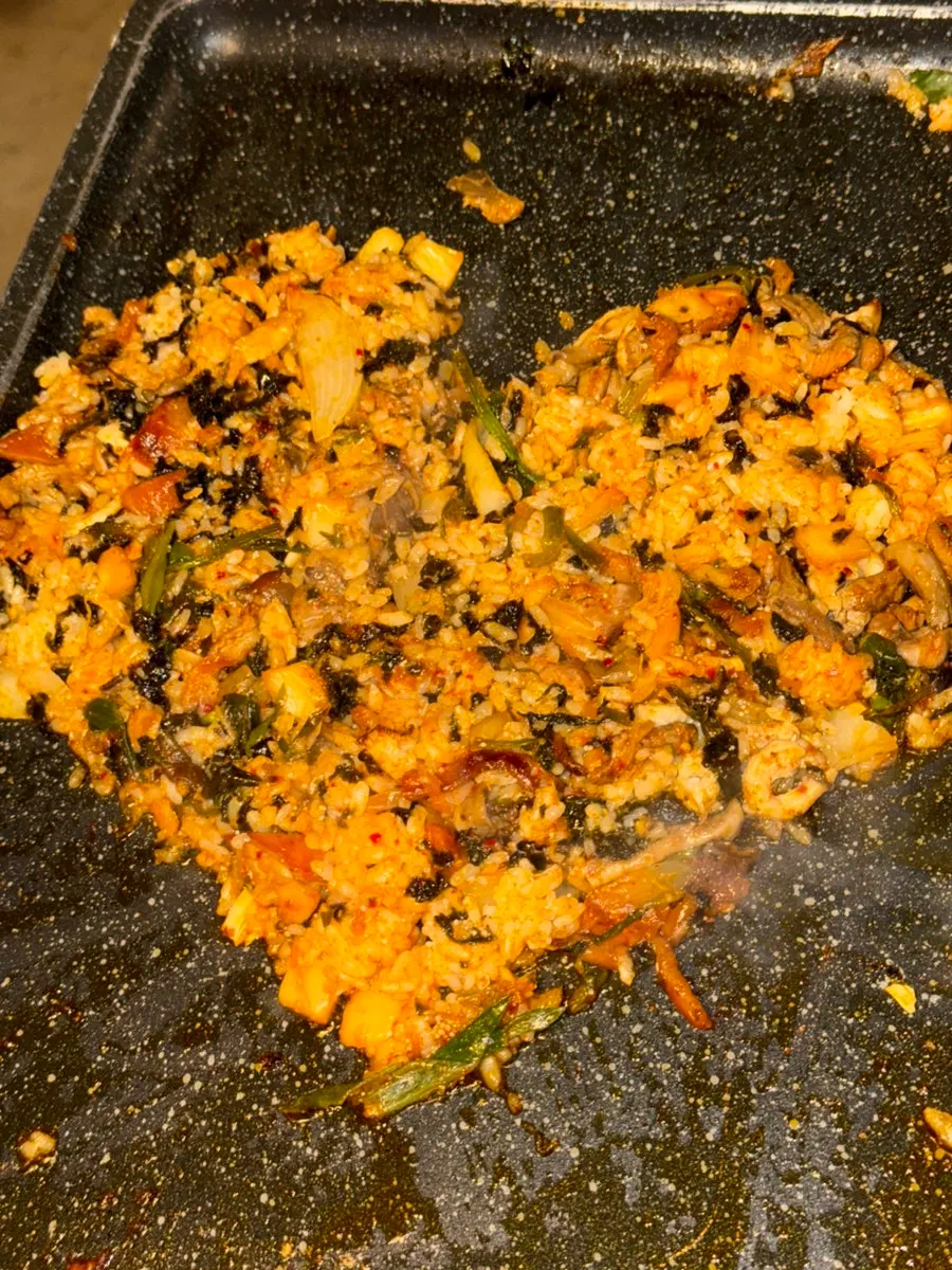 铁板上炒好的鸭肉炒炒饭