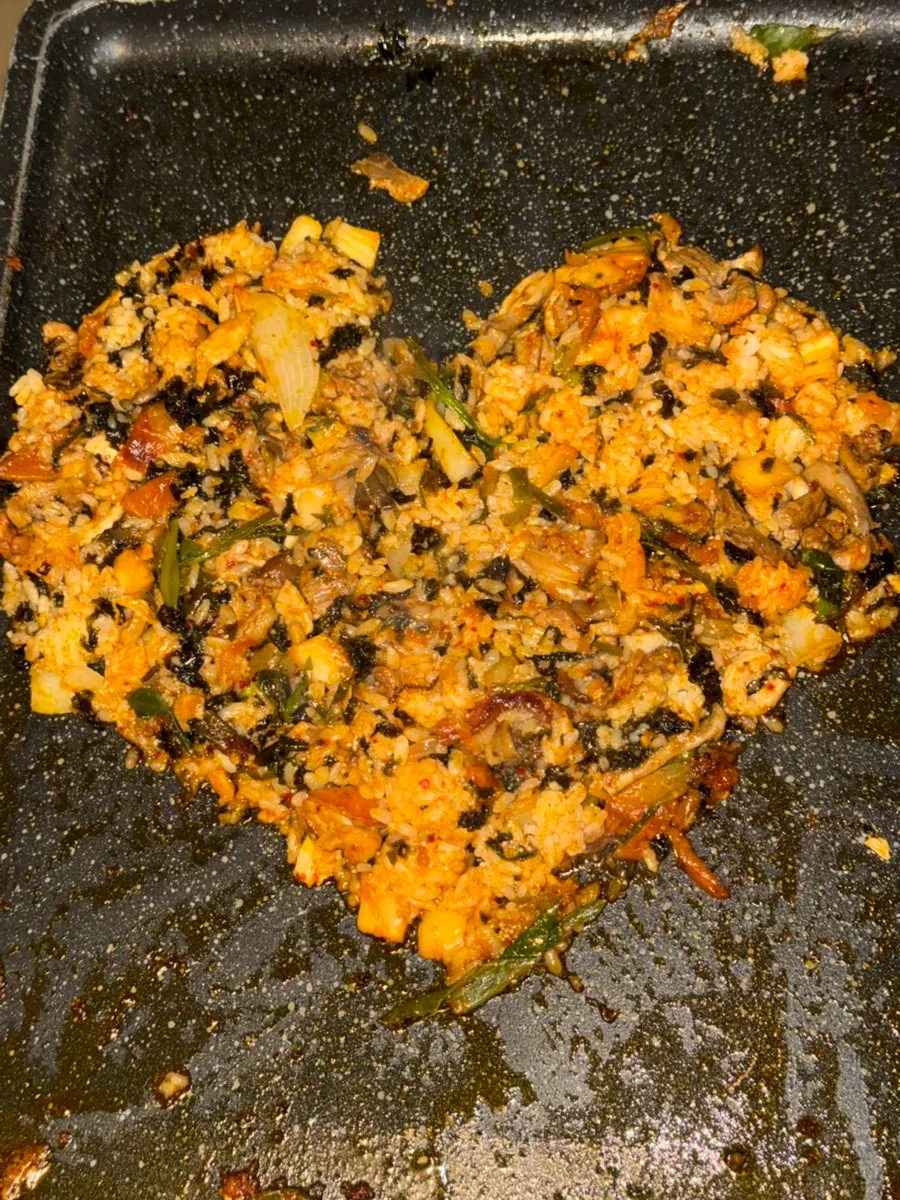 拌入海苔粉和芹菜的炒饭一勺