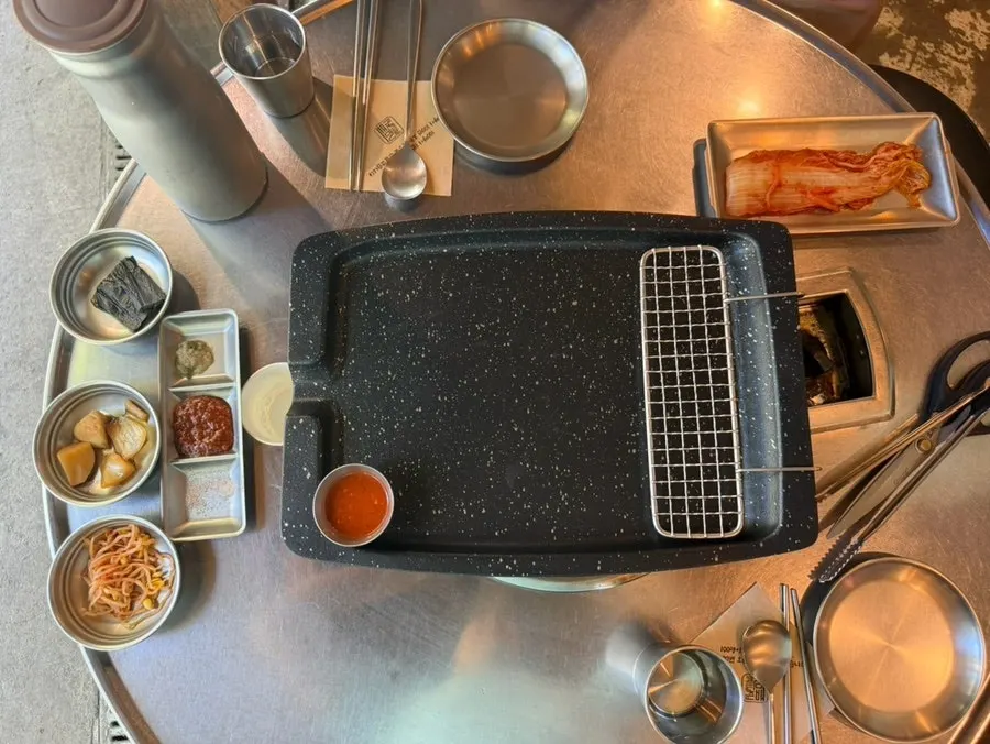 명이나물과 양파절임 등 기본 반찬 상차림