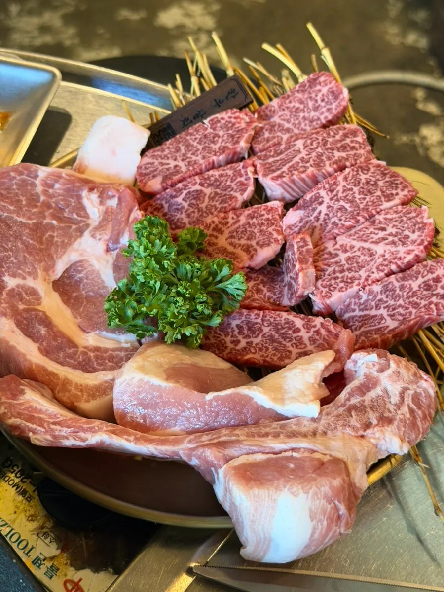 한우 살치살과 돼지목살 갈비살 고기 세트