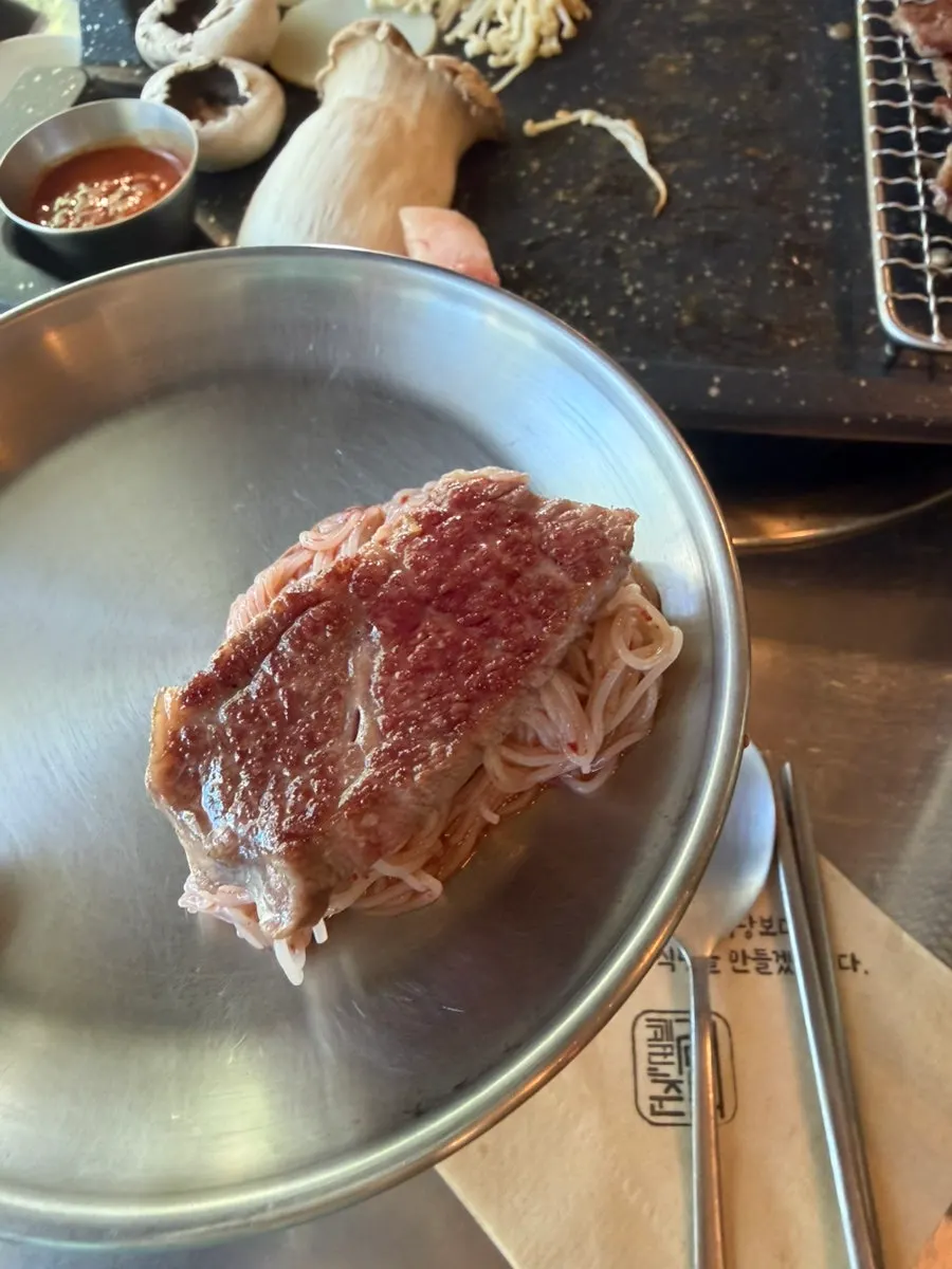 물냉면과 비빔냉면이 섞인 반반냉면