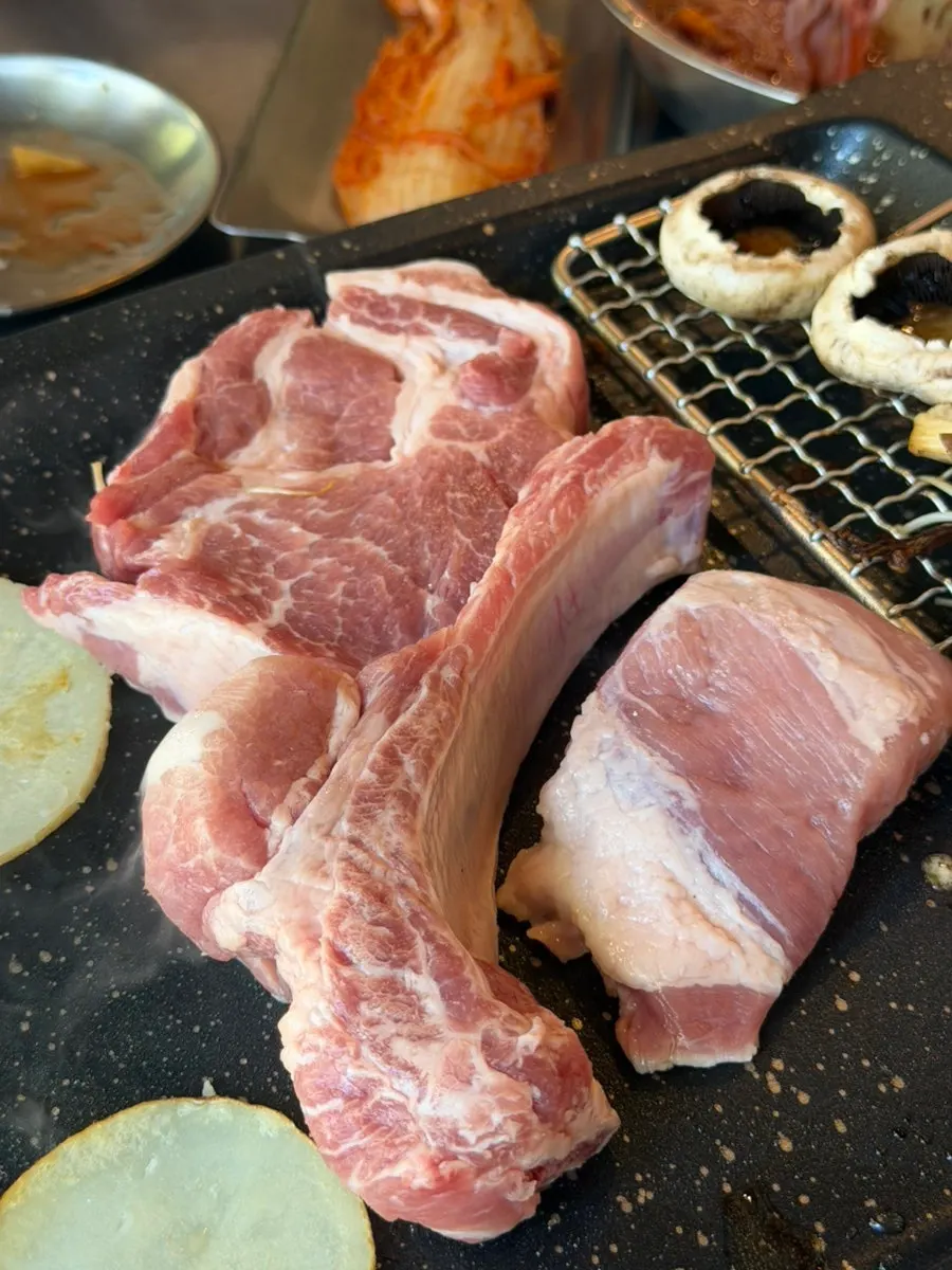 냉면 위에 살치살을 올린 모습