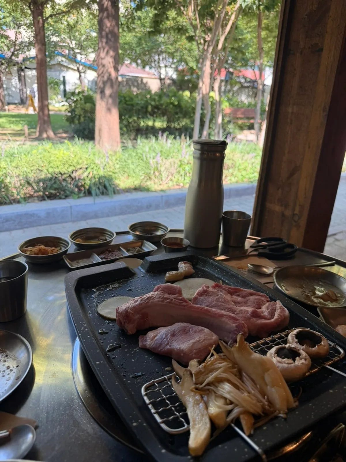 불판에 올린 돼지갈비와 도톰한 목살