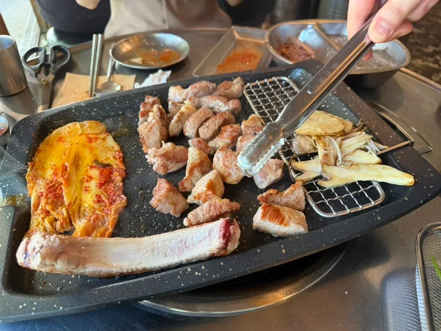 창가에서 바라본 경의선숲길과 맑은 날씨