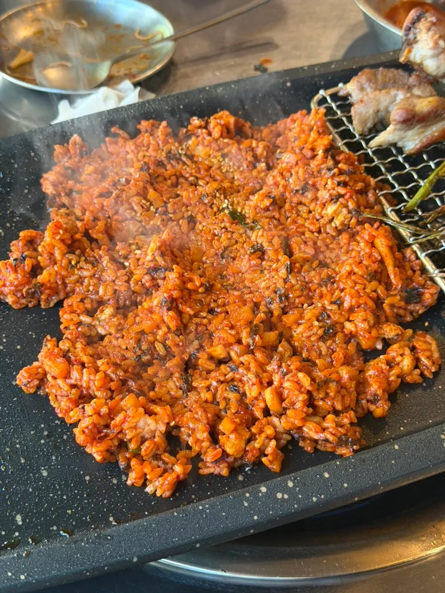 고기와 함께 곁들인 구운 김치