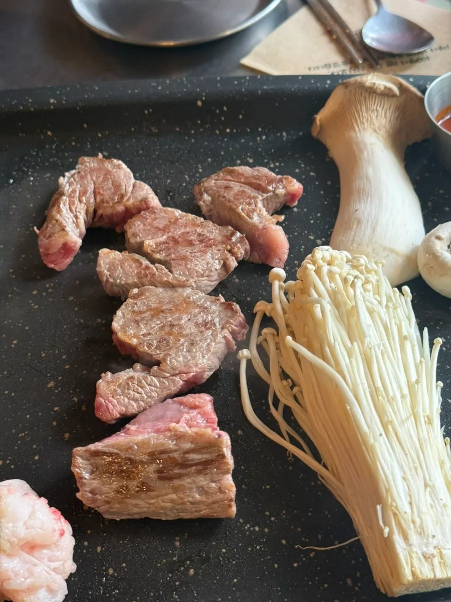 겉면이 노릇하게 익어가는 한우