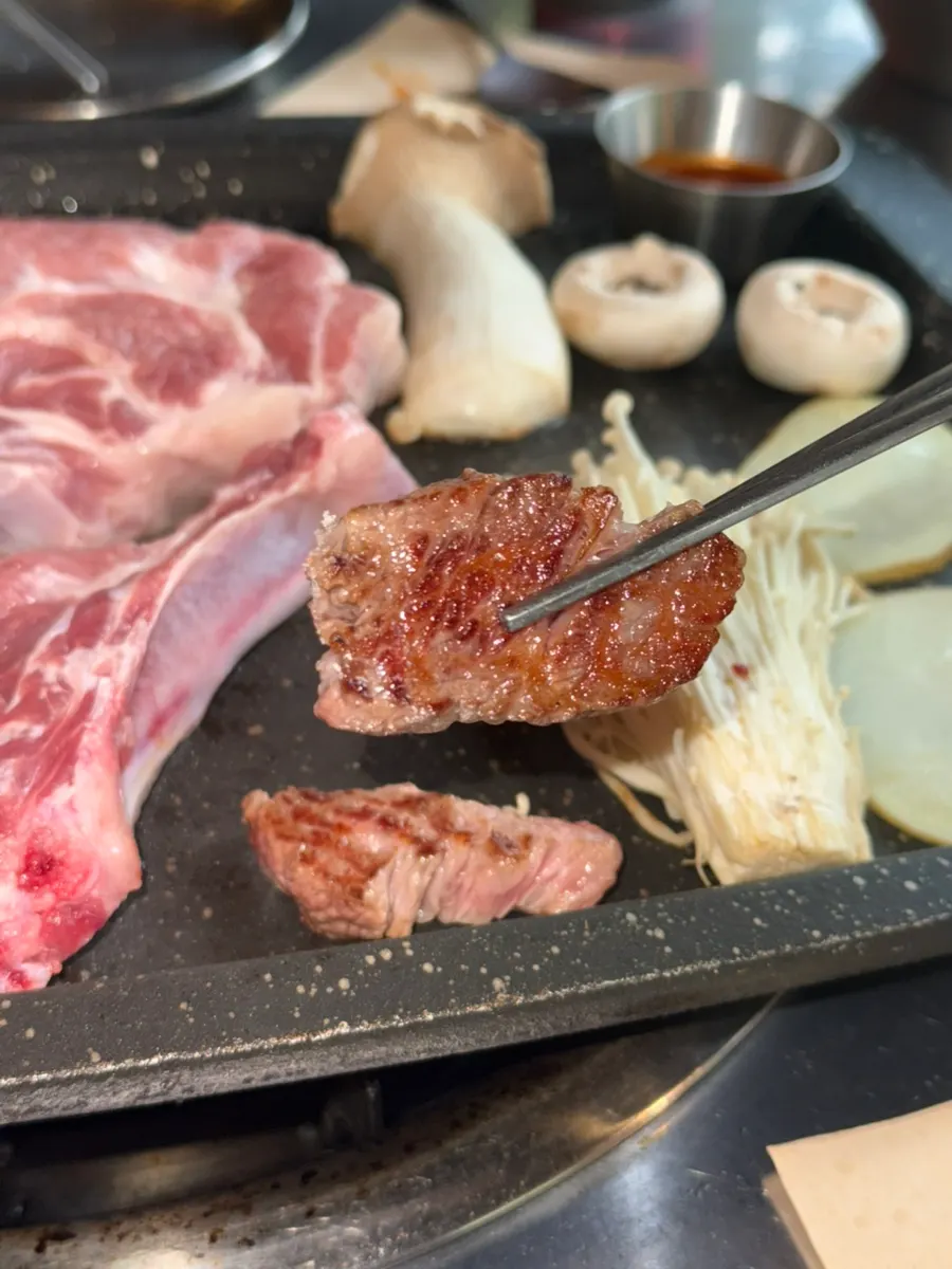 불판 한쪽 석쇠에 옮겨둔 고기