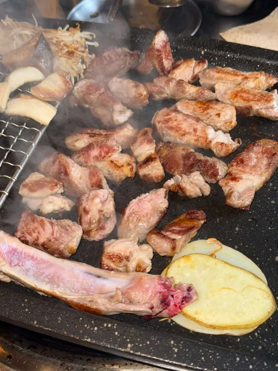 두툼하게 구워진 한돈 돼지고기