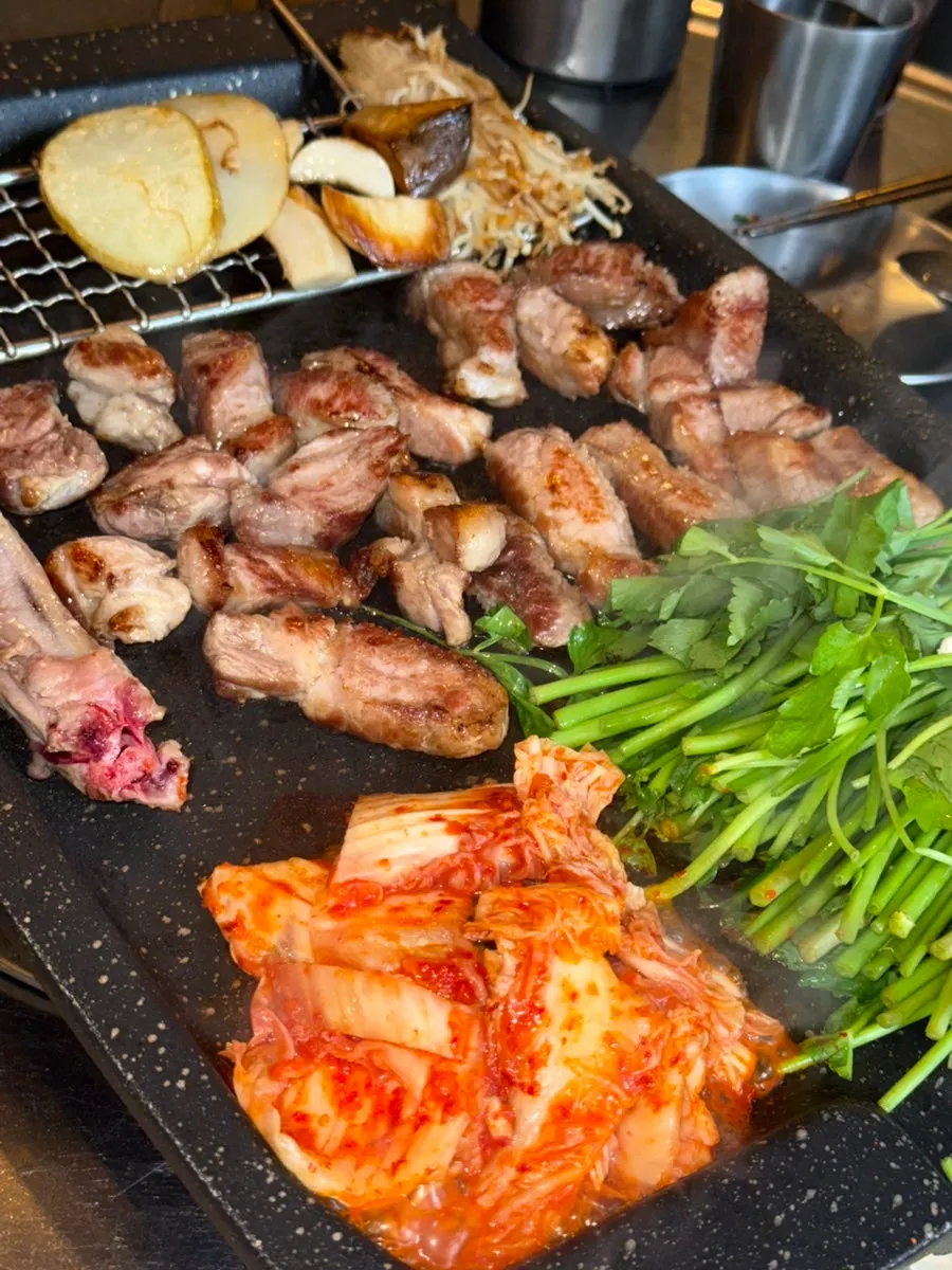 뼈가 붙은 큼지막한 한돈 구이