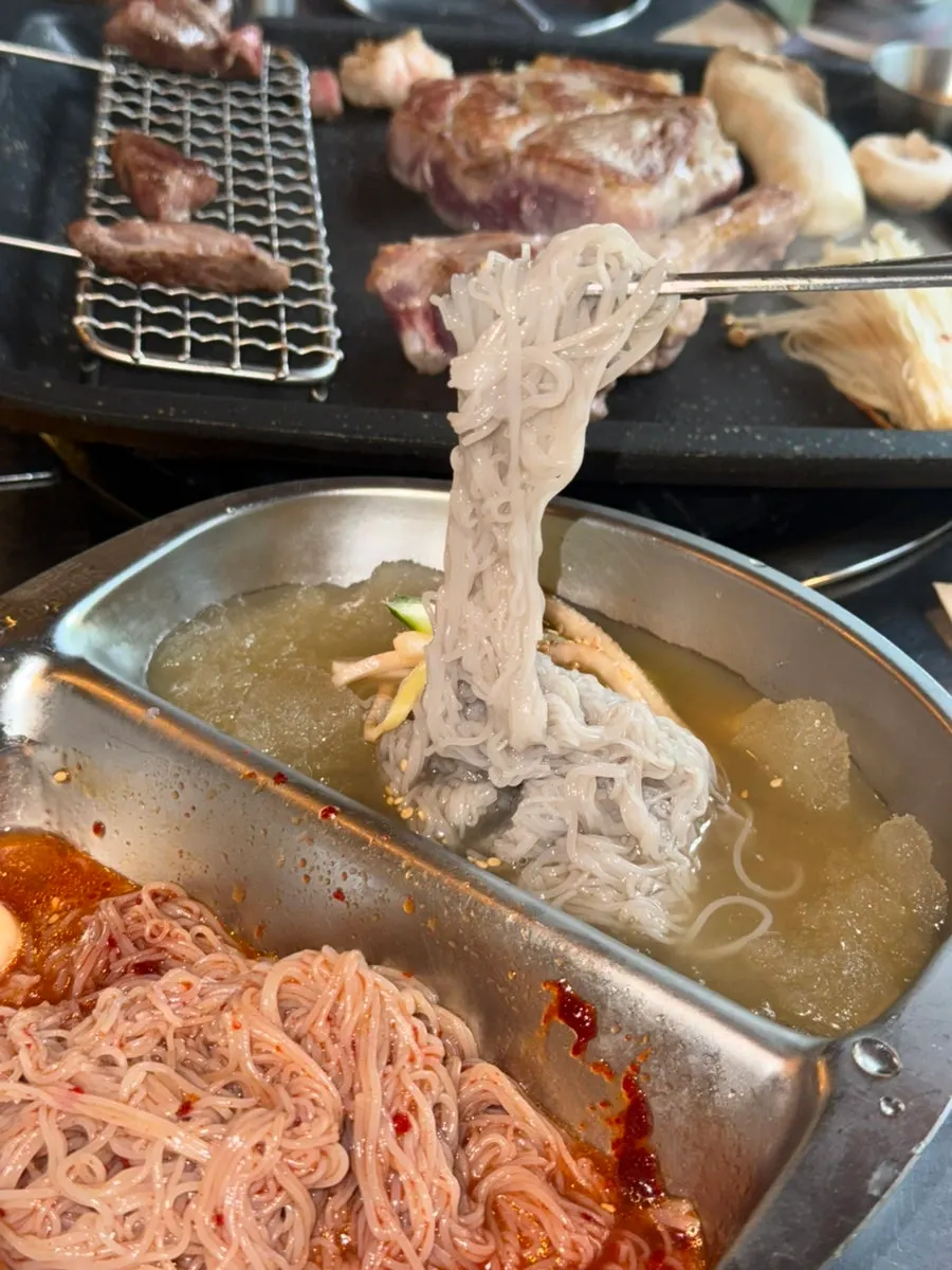 양념이 배인 비빔냉면 면발