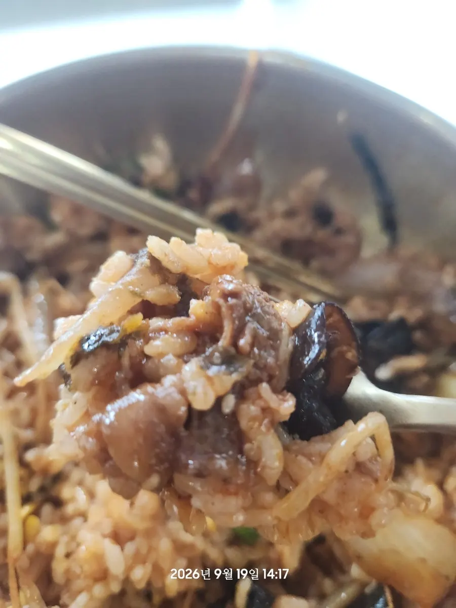 Gyeryonggak's junghwa bibimbap after being mixed